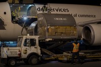 Máy bay chở vaccine ngừa Covid-19 tại sân bay quốc tế Montreal-Mirabel, ở Quebec, Canada, ngày 13-12. (Ảnh: Reuters).