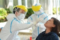 Nhân viên y tế lấy mẫu xét nghiệm COVID-19. (Ảnh: Văn Dũng/TTXVN).