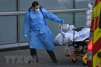 Chuyển bệnh nhân nhiễm COVID-19 tới bệnh viện ở London, Anh. (Ảnh: AFP/TTXVN).