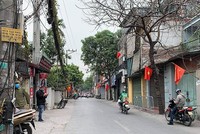 Lực lượng chức năng lập barie cách ly tại phường Xuân Phương, Nam Từ Liêm.