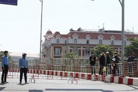 Người dân và công nhân không được phép ra, vào khu vực có ca nhiễm COVID-19. (Ảnh: TTXVN/phát).