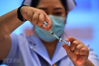 Tiêm chủng vắcxin ngừa bệnh viêm đường hô hấp cấp COVID-19 tại Bangkok, Thái Lan, ngày 28/2/2021. (Ảnh: THX/TTXVN).