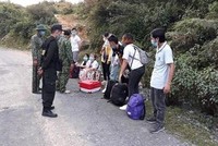 Lực lượng Biên phòng tạm giữ nhóm người nước ngoài nhập cảnh trái phép. (Ảnh minh họa: TTXVN).