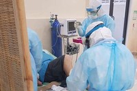 Các bác sĩ tại một trung tâm chữa trị Covid-19 (Ảnh: Khmer Times).