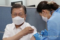 Tổng thống Hàn Quốc tiêm vaccine AstraZeneca. Ảnh: Yonhap News.