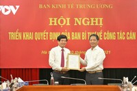 Trưởng Ban Kinh tế Trung ương Trần Tuấn Anh trao Quyết định cho ông Đỗ Ngọc An (ảnh trái).