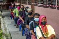 Người dân xếp hàng chờ tiêm vaccine phòng Covid-19 tại bang Selangor (Malaysia), ngày 25/7/2021. Ảnh: Tân Hoa xã.