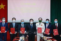 Ông Nguyễn Xuân Thắng, Uỷ viên Bộ Chính trị, Chủ tịch Hội đồng Lý luận Trung ương, Giám đốc Học viện Chính trị quốc gia Hồ Chí Minh trao quyết định cho các đồng chí Thường trực Hội đồng Lý luận Trung ương. (Ảnh: Phương Hoa/TTXVN).