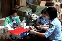 Quản lý thị trường phát hiện kho hàng lậu toàn thiết bị y tế trong điều trị COVID-19. (Ảnh: TTXVN phát).