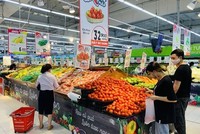 Hàng hóa dự trữ tại siêu thị tăng gấp 2-3 lần trong những ngày giãn cách xã hội. (Ảnh: PV/Vietnam+).