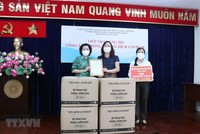 Bà Tô Thị Bích Châu (trái), Chủ tịch Ủy ban MTTQ Việt Nam Thành phố trao thư cảm ơn Hiệp hội Dệt May Việt Nam tại Thành phố Hồ Chí Minh cho bà Nguyễn Bảo Trân, Phó Chủ tịch Hiệp hội Dệt may Việt Nam. (Ảnh: Xuân Khu/TTXVN).