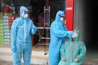 Nhân viên y tế lấy mẫu xét nghiệm virus SARS-CoV-2 trên địa bàn phường Vĩnh Bảo, thành phố Rạch Giá (Kiên Giang). (Ảnh: Lê Huy Hải/TTXVN).