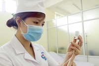 Chuẩn bị lấy vaccine phòng COVID-19 trước khi tiêm. (Ảnh: Hoàng Hùng/TTXVN).