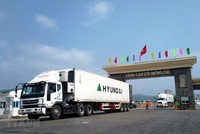 Xe vận chuyển hàng hóa xuất nhập khẩu ở Móng Cái. (Ảnh: TTXVN phát).