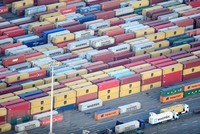 Cảng container ở Hamburg, Đức. (Ảnh: Reuters/TTXVN).