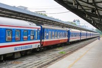 Đoàn tàu của Tổng công ty Đường sắt Việt Nam đang dừng ở một nhà ga đón trả khách. (Ảnh: Minh Sơn/Vietnam+).