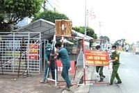 Lực lượng chức năng huyện Xuân Lộc (Đồng Nai) dỡ bỏ các chốt, điểm chặn kiểm soát phòng, chống dịch COVID-19 để từng bước phục hồi kinh tế địa phương. (Ảnh: TTXVN phát).