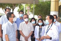 Phó Thủ tướng Vũ Đức Đam (trái, phía trước) kiểm tra công tác phòng, chống dịch COVID-19 tại Bệnh viện đa khoa Thanh Vũ Medic Bạc Liêu, hồi tháng 8/2021. (Ảnh: Nhật Bình/TTXVN).