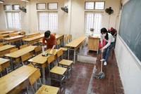 Vệ sinh khử khuẩn trường lớp. (Ảnh: TTXVN).