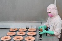 Công nhân tại một doanh nghiệp thủy sản ở Cà Mau. (Nguồn: TTXVN).