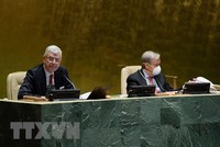 Chủ tịch Đại hội đồng Liên hợp quốc Khóa 75 Volkan Bozkir (trái) và Tổng Thư ký Liên hợp quốc António Guterres trong phiên họp toàn thể Đại hội đồng Liên hợp quốc ngày. (Ảnh: THX/TTXVN).