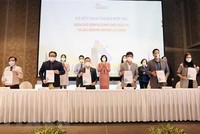 Đại diện các doanh nghiệp du lịch, công ty lữ hành ký kết hợp tác. (Ảnh: Mỹ Phương/TTXVN).