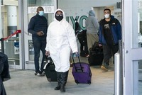 Hành khách đeo khẩu trang phòng lây nhiễm COVID-19 tại sân bay quốc tế JFK ở New York, Mỹ, ngày 22/12/2020. (Ảnh: AFP/TTXVN).