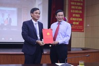 Thứ trưởng Bộ TN&MT Trần Quý Kiên trao quyết định điều động, bổ nhiệm cho ông Nguyễn Xuân Trường.