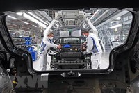 Công nhân làm việc trên dây chuyền sản xuất xe điện ID 3 tại nhà máy của Tập đoàn sản xuất xe hơi Đức Volkswagen (VW) ở Zwickau, miền Đông Đức ngày 23/4/2020. (Ảnh: AFP/TTXVN).