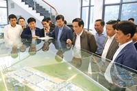 Bí thư Tỉnh ủy Bùi Minh Châu tham quan mô hình quy hoạch tổng thể Khu công nghiệp Phú Hà.