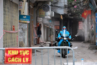 Lực lượng chức năng phun khử khuẩn bên trong khu vực phong tỏa trên địa bàn xã Ninh Hiệp (Ảnh: Gia Đoàn).