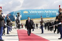 Lễ đón Thủ tướng Phạm Minh Chính tại sân bay Orly, Thủ đô Paris. (Ảnh: Dương Giang/TTXVN).