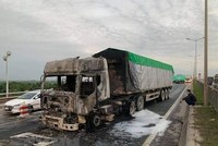 Phần đầu chiếc xe container bị thiêu trụi hoàn toàn. (Ảnh: TTXVN phát).