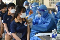 Tiêm vaccine phòng COVID-19 cho học sinh. (Ảnh: Công Phong/TTXVN)