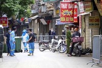 Lực lượng công nhân vệ sinh thu dọn rác thải tại khu vực phong tỏa phường Phú Đô, quận Nam Từ Liêm (Hà Nội). (Ảnh: Tuấn Đức/TTXVN).