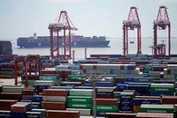 Container hàng hóa tại một cảng ở Thượng Hải, Trung Quốc. (Ảnh: Reuters).