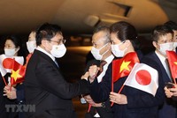 Cán bộ, nhân viên Đại sứ quán Việt Nam tại Nhật Bản đón Thủ tướng Phạm Minh Chính tại Sân bay quốc tế Haneda. (Ảnh: Dương Giang/TTXVN).