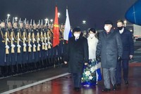Lễ đón Chủ tịch nước Nguyễn Xuân Phúc và Phu nhân cùng đoàn đại biểu cấp cao Việt Nam tại sân bay Vnukovo, Liên bang Nga. (Ảnh: Thống Nhất/TTXVN).