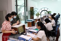 Khách hàng giao dịch tại Kho bạc Nhà nước quận Tây Hồ (Hà Nội). (Ảnh minh họa: Phạm Hậu/TTXVN).