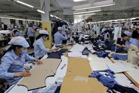 Công nhân tại một doanh nghiệp dệt may. (Nguồn: TTXVN).