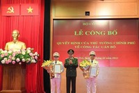 Bộ trưởng Tô Lâm trao Quyết định bổ nhiệm chức vụ Thứ trưởng Bộ Công an đối với Thiếu tướng Lê Văn Tuyến và Thiếu tướng Nguyễn Văn Long. (Nguồn: congan.com.vn).