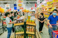 Người dân mua sắm Tết tại một siêu thị ở quận Cái Răng, thành phố Cần Thơ. (Ảnh:Thanh Liêm/TTXVN).