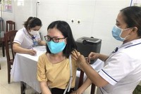 Tiêm vaccine ngừa COVID-19 cho người dân Bình Định. (Nguồn: TTXVN).
