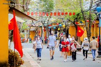 Du khách trở lại phố cổ Hội An.