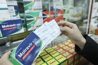 Thuốc điều trị COVID-19 chứa hoạt chất Monulpiravir. (Ảnh: Minh Quyết/TTXVN).