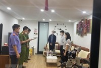 Cơ quan Công an thi hành quyết định khởi tố bị can và lệnh bắt bị can để tạm giam đối với Nguyễn Tấn Hoàng. (Ảnh: Thái Hùng/TTXVN).