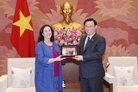 Chủ tịch Quốc hội Vương Đình Huệ tặng quà lưu niệm cho bà Manuel V.Ferro, Phó Chủ tịch Ngân hàng Thế giới Toàn cầu (World Bank) (Ảnh: Xuân Khu/TTXVN).