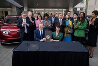 Thống đốc Bang Bắc Carolina Roy Cooper và Phó Chủ tịch Tập đoàn Vingroup kiêm Tổng giám đốc VinFast toàn cầu Lê Thị Thu Thuỷ ký kết hợp tác về việc đầu tư xây dựng nhà máy VinFast tại bang Bắc Carolina.