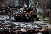Xe tăng Nga bị phá hủy ở Bucha, Ukraine (Ảnh: Reuters).