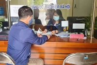 Cán bộ, công chức nghỉ hưu ở tuổi cao hơn nhưng không vượt quá 65 tuổi đối với nam và đối với nữ thì không quá 60 tuổi (Ảnh minh họa: Xuân Hinh).